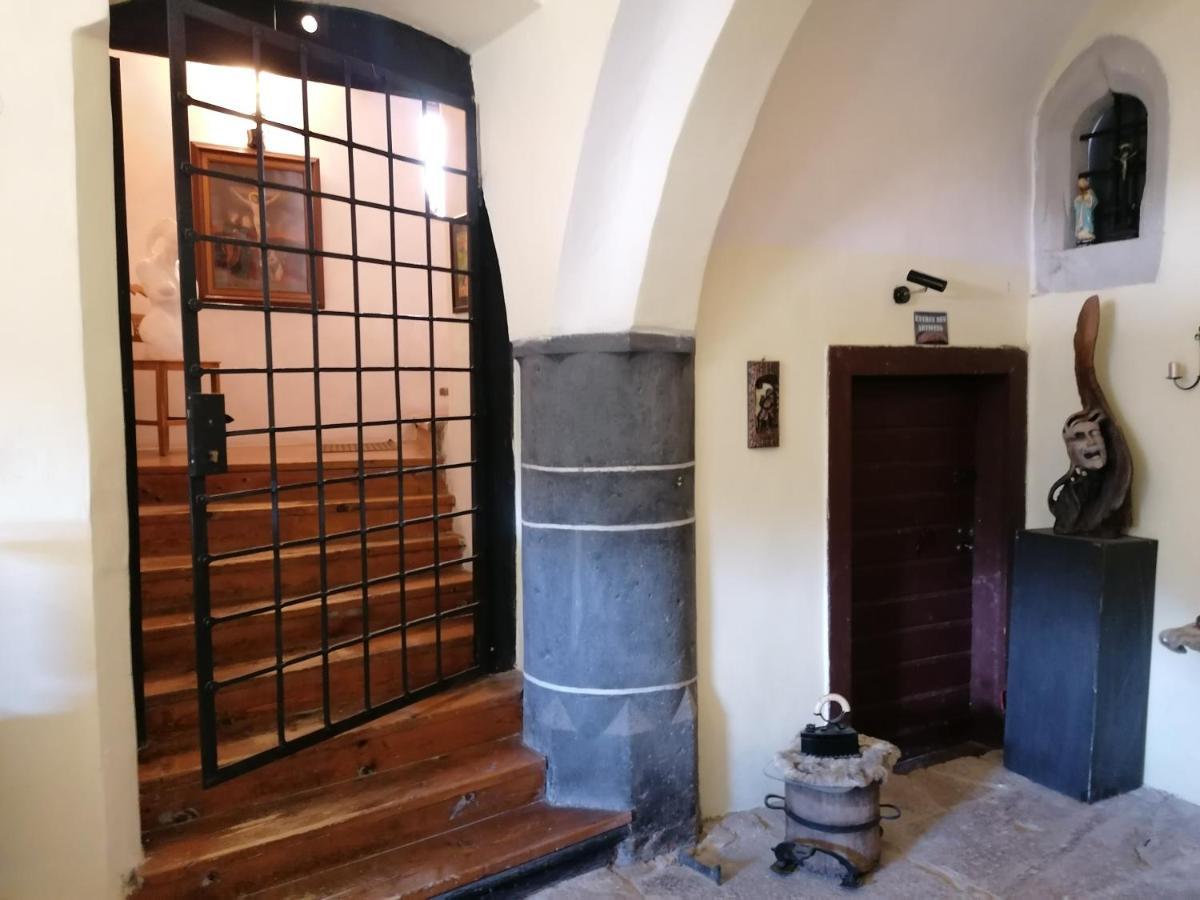 Gothic House Apartments Кремница Экстерьер фото