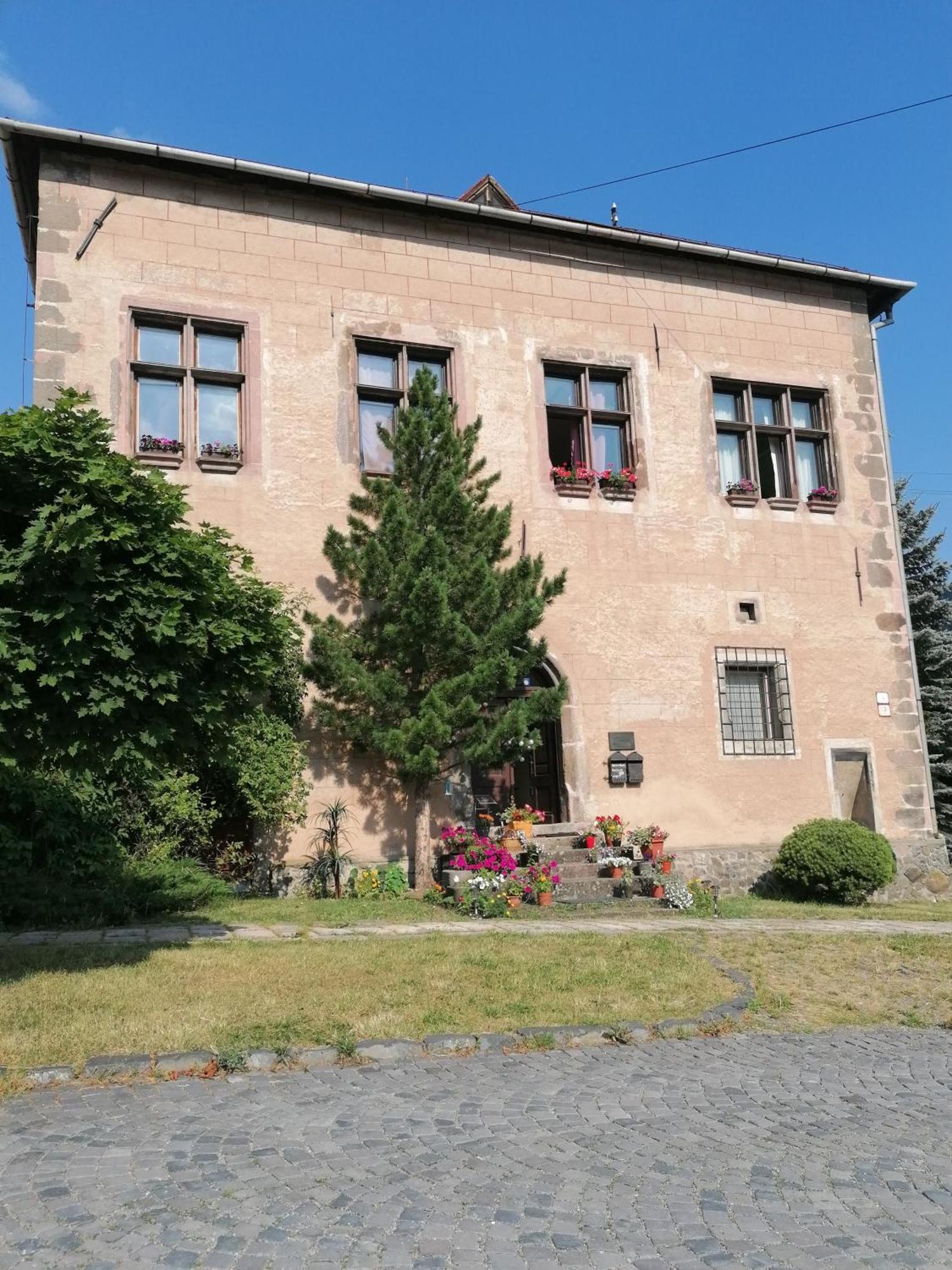 Gothic House Apartments Кремница Экстерьер фото