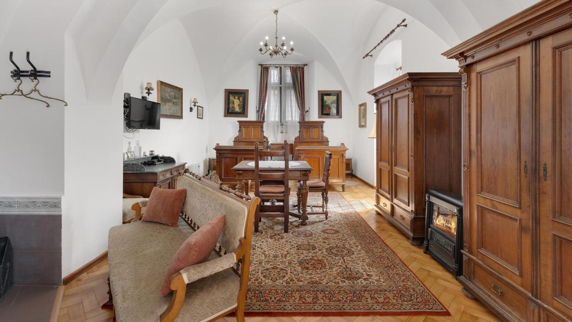 Gothic House Apartments Кремница Экстерьер фото